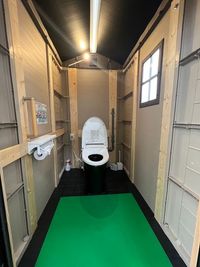 バイオトイレなので嫌なにおいなし。自然に優しく快適に利用可能！ - TSUNAGARI NO MORI 杜のステージ（野外ステージ）の設備の写真