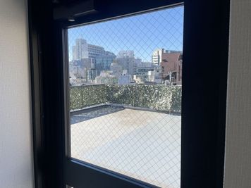 UPPER BASE 屋上の室内の写真