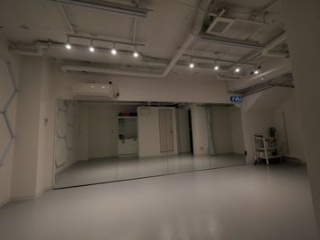 ・ダウンライトで薄暗くできます - STUDIOFLAG柏1号店の室内の写真