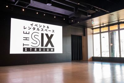 フロアA：イス、机無しで広々利用可能です - THE SIX STADIUM THE SIX STADIUM レンタルスペースの室内の写真