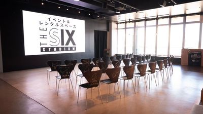 フロアA：講演会スタイル例（３０名） - THE SIX STADIUM THE SIX STADIUM レンタルスペースの室内の写真