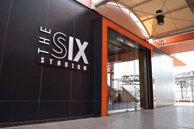 THE SIX STADIUM入口。エスパルスドリームプラザの北側にあります - THE SIX STADIUM THE SIX STADIUM レンタルスペースの外観の写真