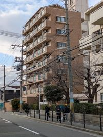 道路沿いレンガ色のマンション - レンタルサロン 南風の外観の写真