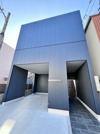 紺色の四角い建物です。 - L-STUDIOの外観の写真