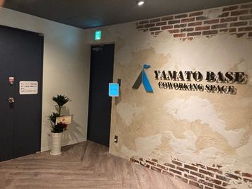 ２Fエントランスからスマートキーで開錠してご入場ください。 - YAMATO BASE　奈良 【～4名】オフィスD（会議、商談、面接、各種教室などの入口の写真