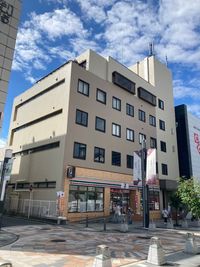 三条通り沿いの１Fセブンイレブン上の２Fです。 - YAMATO BASE　奈良 【～4名】オフィスD（会議、商談、面接、各種教室などの外観の写真