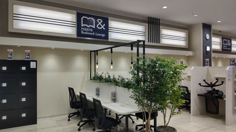 しきりのある席16 - MIRAIYA Bookmark Lounge 福津店