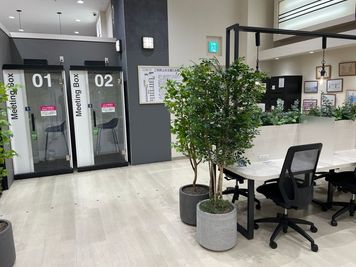 MIRAIYA Bookmark Lounge 福津店 オープン席6の室内の写真