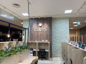 MIRAIYA Bookmark Lounge 多摩平の森 オープン席26の室内の写真