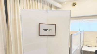 パーティーションで区切られたブースの入り口看板 - トライアングルギャラリー トライアングルギャラリー　Work Hub  VIP-01の入口の写真