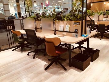 WiFi・フリードリンク完備！未来屋書店の本が3冊まで持ち込み可能!!オープン席8 - MIRAIYA Bookmark Lounge 八千代緑が丘