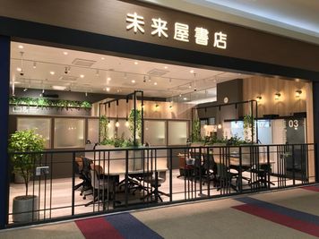 MIRAIYA Bookmark Lounge 八千代緑が丘 オープン席8の室内の写真