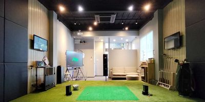 ゆったりくつろげるラウンジスペースにはコーヒー等もございます。 - シミュレーション室内ゴルフ　「NOE GOLF Lounge」 高性能シミュレーション室内ゴルフ・レンタルスペースの室内の写真