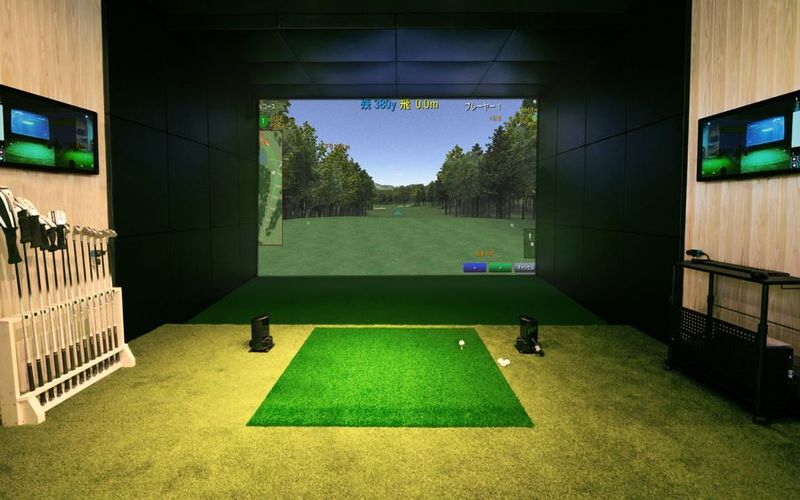 左右打席に対応した高精細シミュレーター - シミュレーション室内ゴルフ　「NOE GOLF Lounge」 高性能シミュレーション室内ゴルフ・レンタルスペースの室内の写真