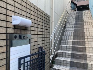 道順⑥
階段を上った所の隣にある青い壁の建物が、「としょかんのうら神楽坂」です。 - プライベートシアター「としょかんのうら神楽坂」 NEW❣プライベート・シアター🎬「としょかんのうら神楽坂」のその他の写真