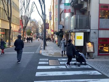 道順③
しばらく進むと中華まんで有名な五十番がありますので、その角を右折します。 - プライベートシアター「としょかんのうら神楽坂」 NEW❣プライベート・シアター🎬「としょかんのうら神楽坂」のその他の写真