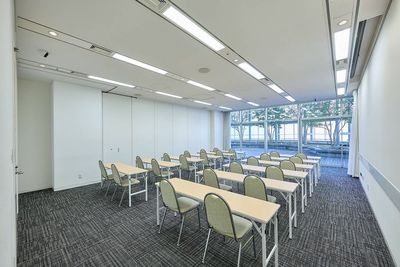 スクール（2人掛）
--- 24席 - 大阪会議室 ブリーゼプラザ　ホール＆カンファレンス 802号室の室内の写真