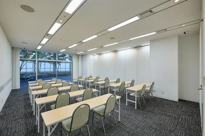 スクール（2人掛）
--- 24席 - 大阪会議室 ブリーゼプラザ　ホール＆カンファレンス 801号室の室内の写真