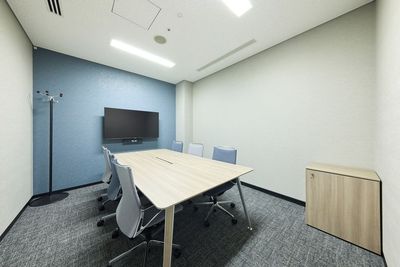 6名が着席可能 - 大阪会議室 ブリーゼプラザ　ホール＆カンファレンス meeting room Aの室内の写真