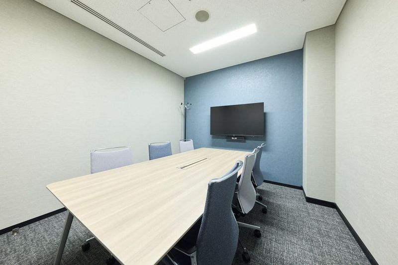 6名が着席可能 - 大阪会議室 ブリーゼプラザ　ホール＆カンファレンス meeting room Aの室内の写真