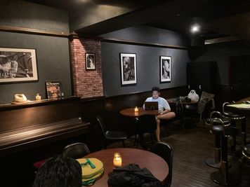 店内テーブル席 - Shot Bar Sideway 【隠れ家】Jazz×Bar『Shot Bar Sideway』の室内の写真