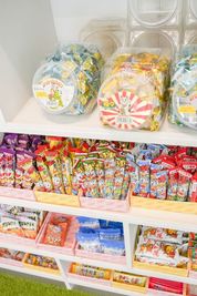 店内の駄菓子は食べ放題です！ - アバター菓フェ　OKASHI tabetai 自販機・駄菓子食べ放題付のレンタルスペースの設備の写真