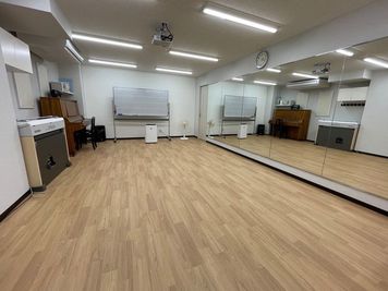 ダンスの練習をはじめ、ピアノのミニコンサートにもご利用可能 - （株）小阪楽器店