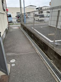 こちらの道路側に入口がございます。 - 咲結ライフプランニングビル（堺美原）レンタルスペース 【飲食店営業許可】取得可！広々キッズスペース付　レンタルスペースの入口の写真