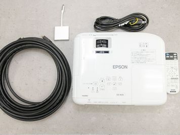 エプソンプロジェクター　EB-W06
HDMI接続　HDMIケーブル付属　オプション料金3000円 - 貸会議室ルームス赤坂店 【ROOMs赤坂店 】赤坂駅徒歩2分の設備の写真